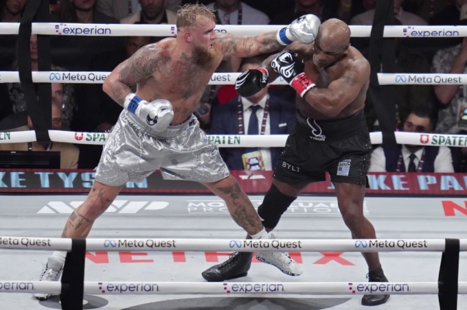 Jake Paul tung đòn trái tay trúng đầu Mike Tyson tại đấu trường AT&T, Texas ngày 15/11. Ảnh: AP