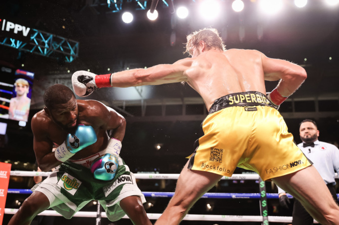 Logan Paul trong màn thượng đài với Độc cô cầu bại Floyd Mayweather trên sân vận động Hard Rock, Florida ngày 6/6/2021. Ảnh: Showtime