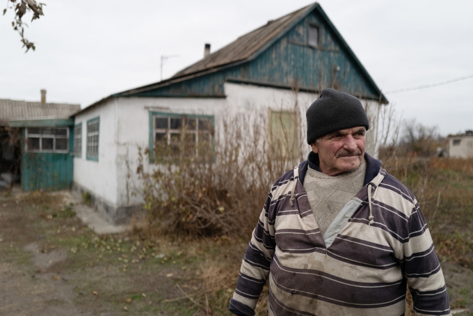 Ông Fedir Gzhyvin đứng trước nơi trú ẩn nhỏ bé ở Konstantinopil, Donetsk, ngày 13/11. Ảnh: AFP