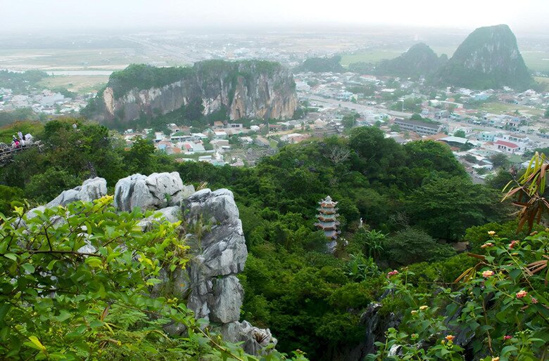 Ngũ Hành Sơn không chỉ thu hút bởi cảnh sắc thiên nhiên tuyệt đẹp, mà còn bởi bề dày văn hóa và tâm linh. Đến đây, du khách không chỉ có dịp khám phá nét đẹp tự nhiên mà còn hiểu thêm về tín ngưỡng và văn hóa người Việt qua các ngôi chùa, am thờ, và những truyền thuyết xoay quanh năm ngọn núi. 