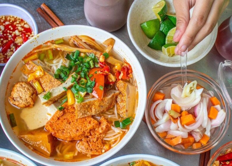 Nước dùng của bún chả cá thường có vị ngọt tự nhiên từ rau củ, đậm đà và thanh mát.