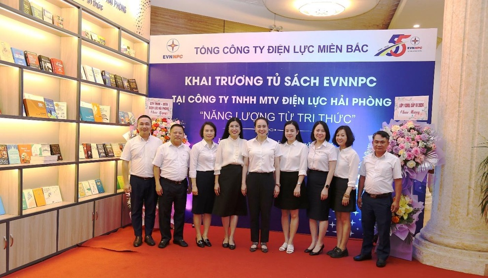 Khai trương tủ sách EVNNPC Năng lượng từ tri thức - 6