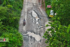 Sinh viên Đại học Quốc gia TP.HCM 'than ngắn, thở dài' vì nhiều đường hư hỏng, chưa khắc phục 