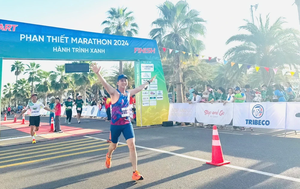 doc-dao-nhung-buoc-chan-ti-hon-tren-duong-dua-phan-thiet-marathon-2024 (1).jpg