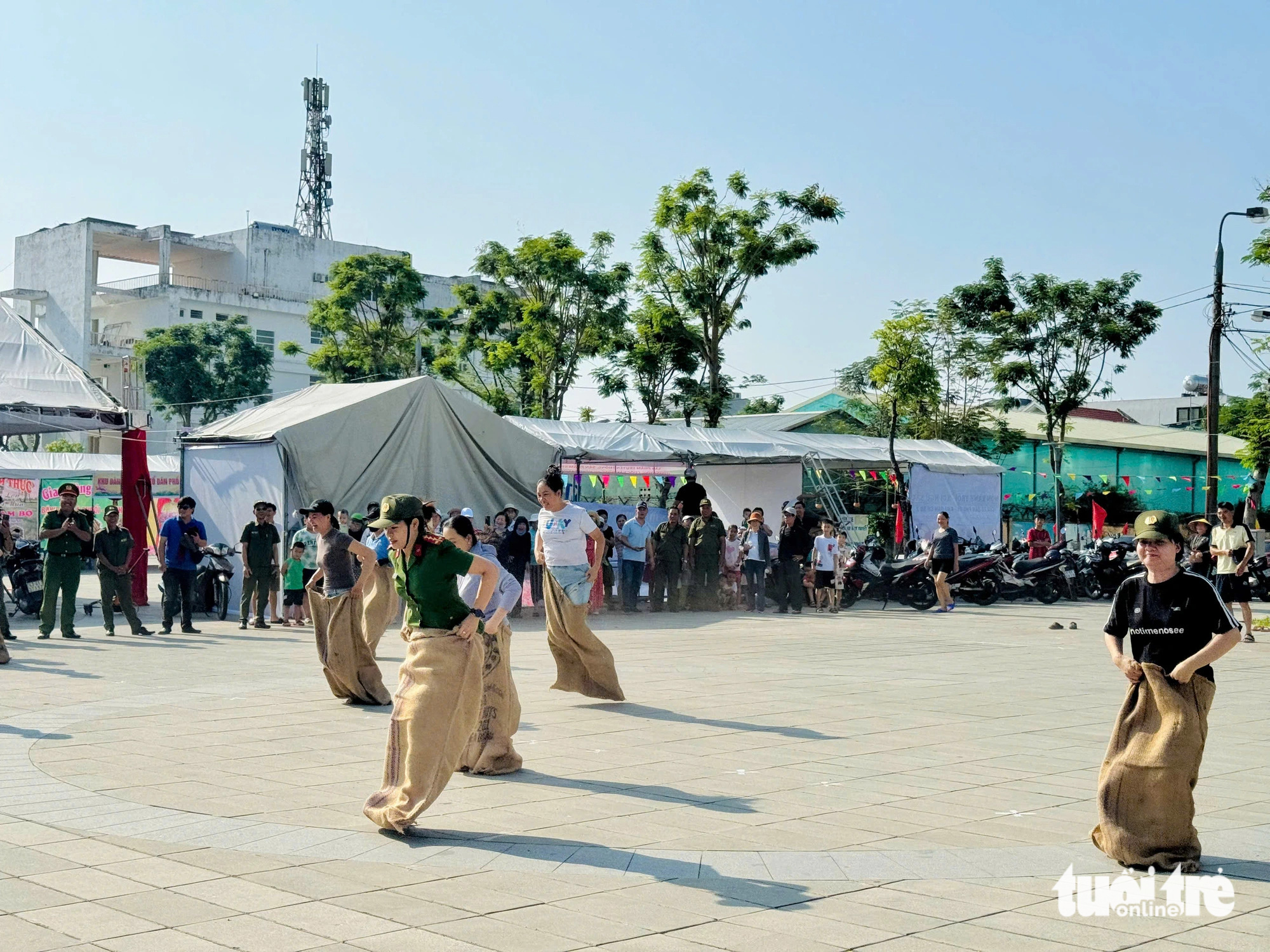 Người lớn, trẻ con cười nắc nẻ trong ‘Ngày hội đại đoàn kết toàn dân tộc’ - Ảnh 4.