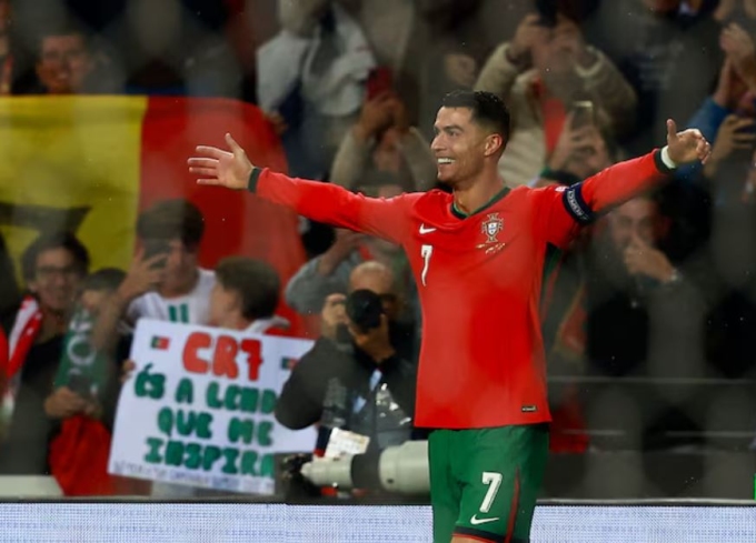 Cristiano Ronaldo ăn mừng sau khi lập siêu phẩm móc bóng trong trận Bồ Đào Nha thắng Ba Lan 5-0 trên sân Estadio do Dragao, Porto ngày 15/11. Ảnh: Reuters