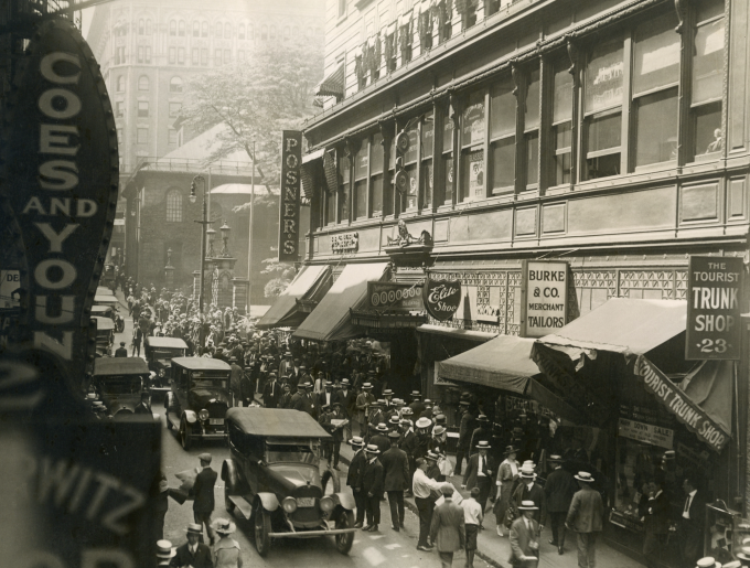 Dòng người đông đúc đợi góp vốn với công ty của Ponzi. Ảnh: Boston Public Library