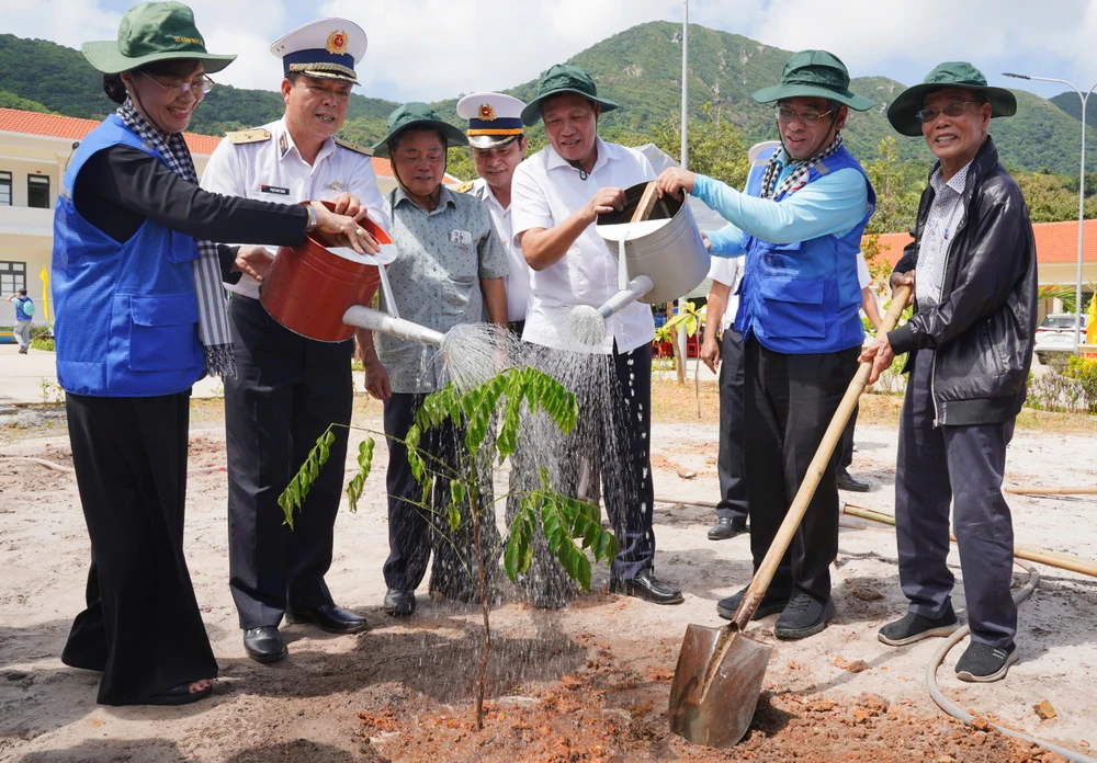 Đoàn đại biểu TP.HCM thực hiện nhiều hoạt động ý nghĩa tại Côn Đảo