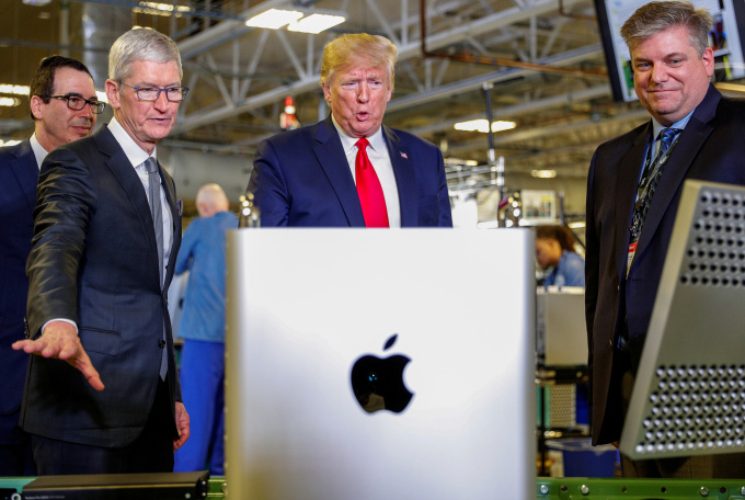 Ông Donald Trump tham quan Apple Computer ở Austin, Texas vào tháng 12/2019. Ảnh: Reuters