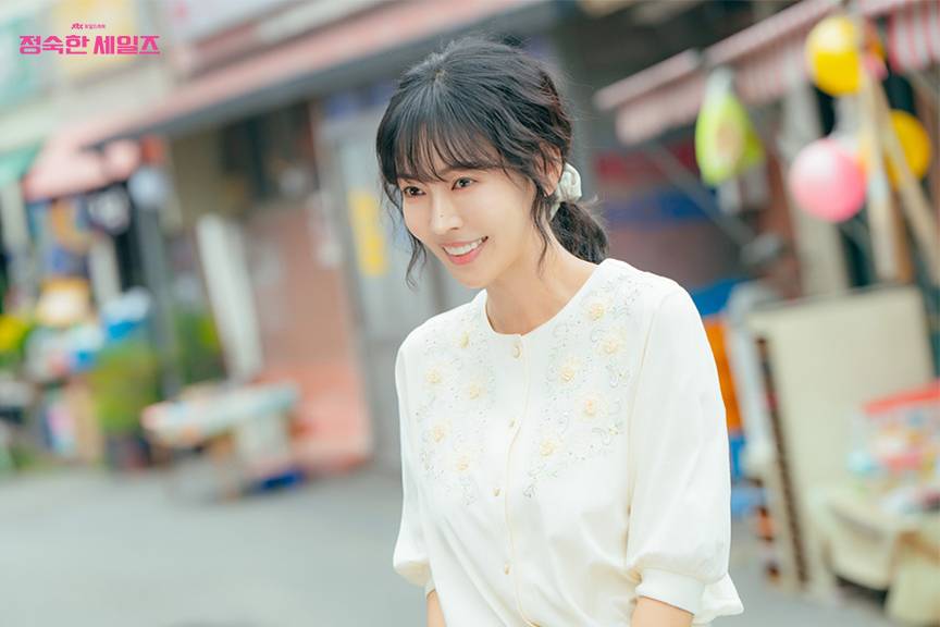 Kim So Yeon 'lột xác' ấn tượng trong 'Người bán hàng cần mẫn'- Ảnh 4.