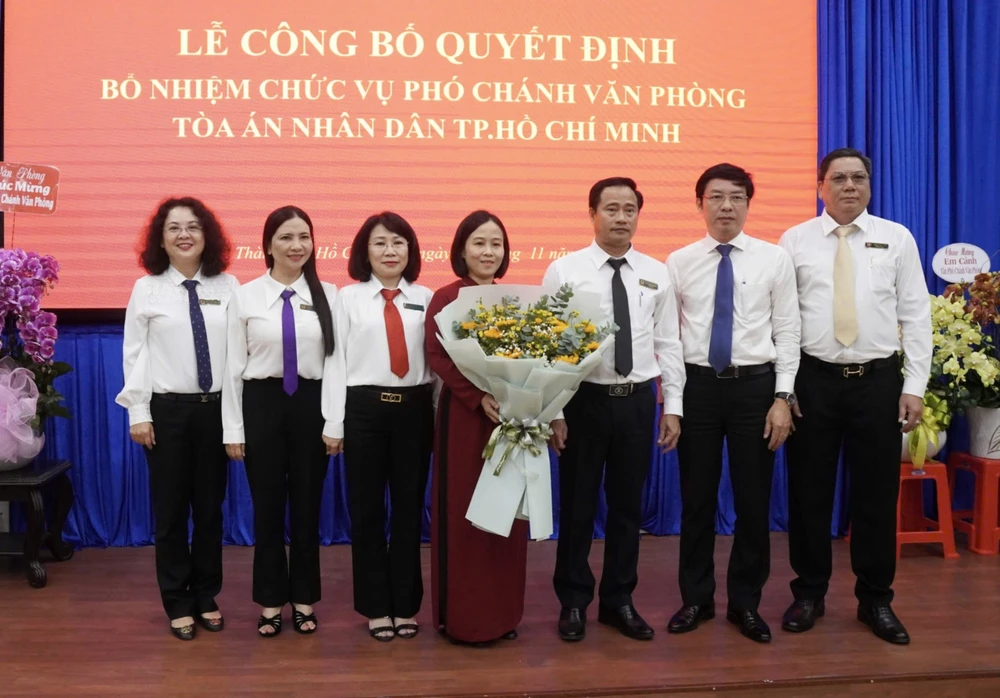 trao quyet dinh Pho chanh van phong TAND TP.HCM.jpg