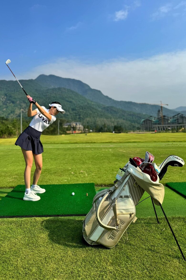 Golf là một trong những bộ môn mà nàng MC rất yêu thích.