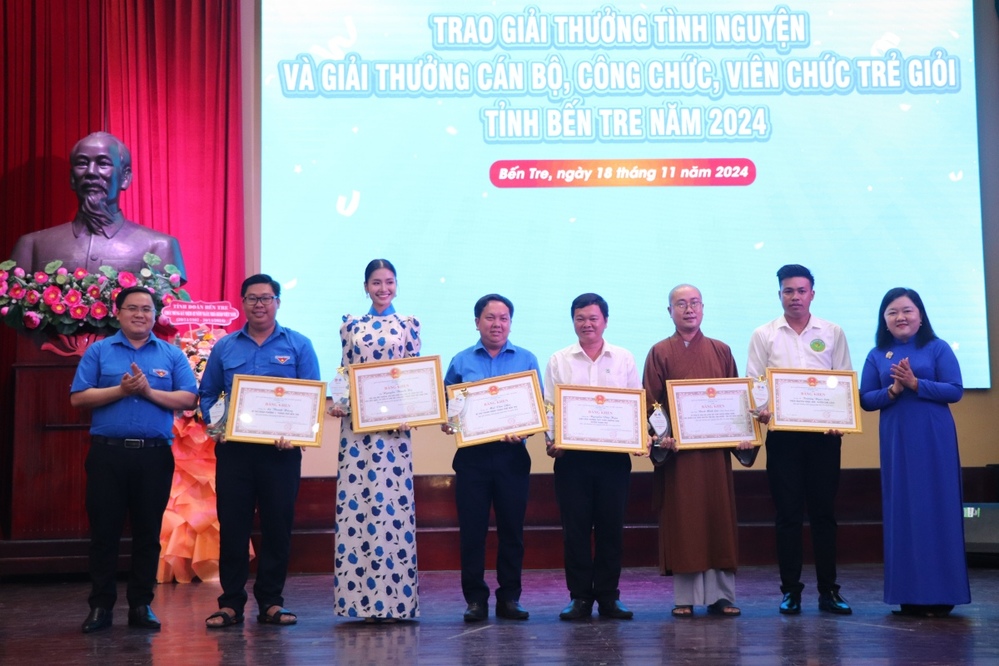 1731925679 200 Hoa hau Nguyen Thanh Ha nhan giai Tinh nguyen tinh