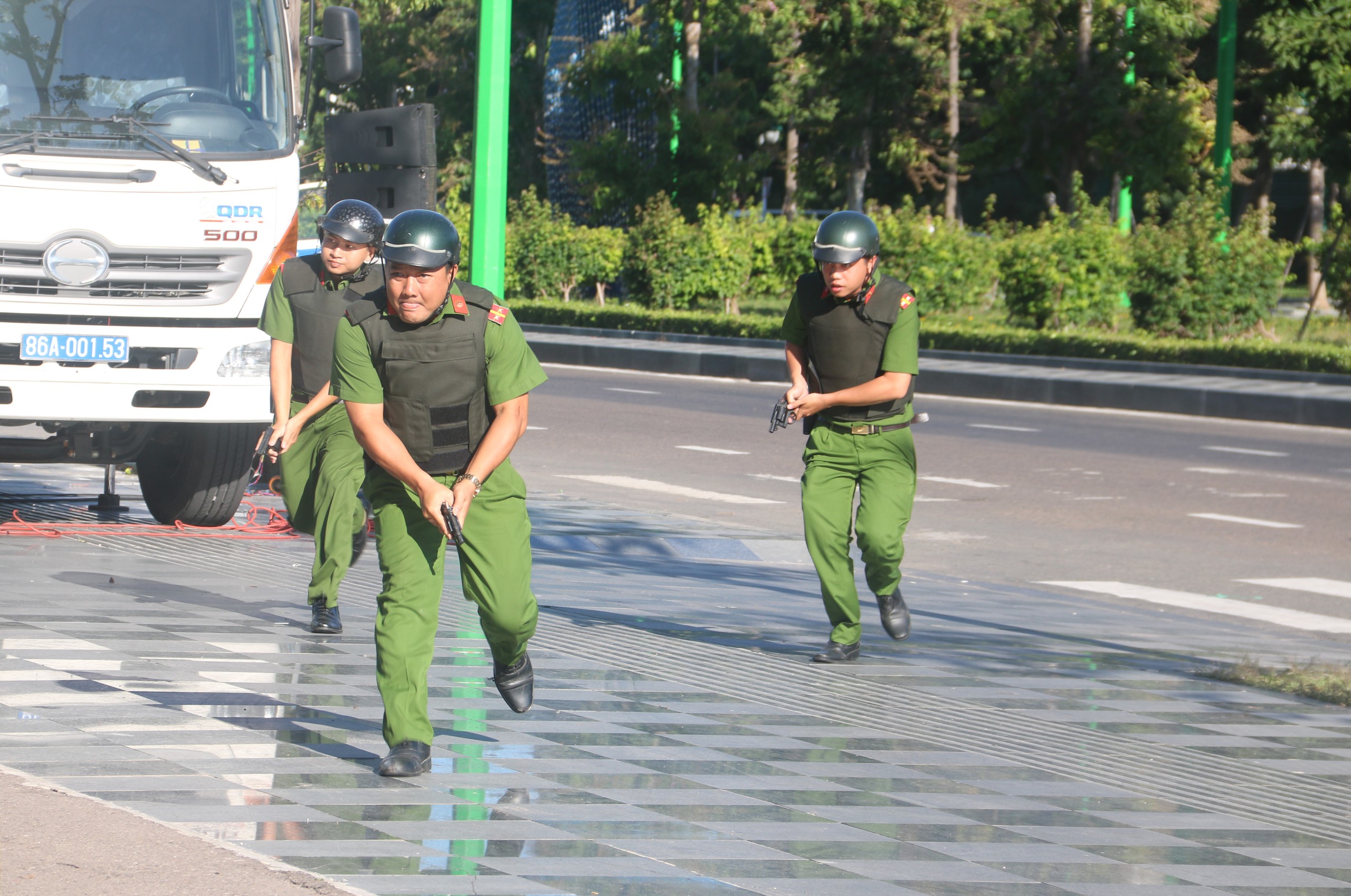 Chó nghiệp vụ vật ngã cướp có vũ trang trong diễn tập tại ngân hàng- Ảnh 3.