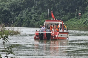 Lực lượng chức năng lặn tìm 2 người trên xe chở rác rơi xuống sông