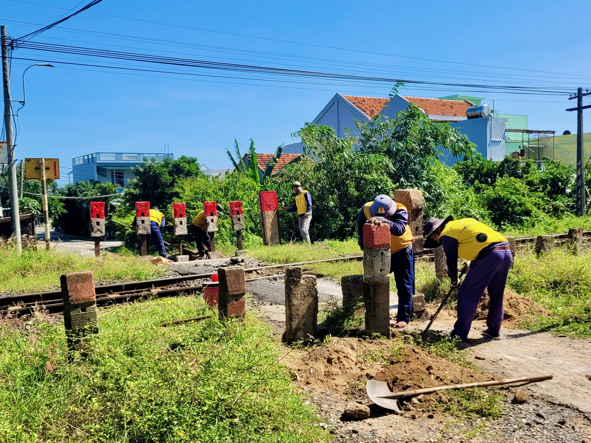 2 vụ tai nạn đường sắt chưa đầy 1 tháng, TP Tuy Hòa xử lý gấp lối đi tự mở - Ảnh 1.