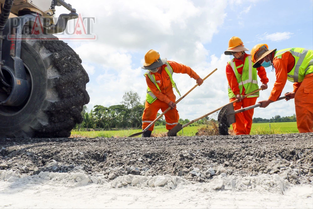 Thứ trưởng Bộ GTVT yêu cầu đẩy nhanh tiến độ dự án nâng cấp mặt đường tuyến Lộ Tẻ - Rạch Sỏi