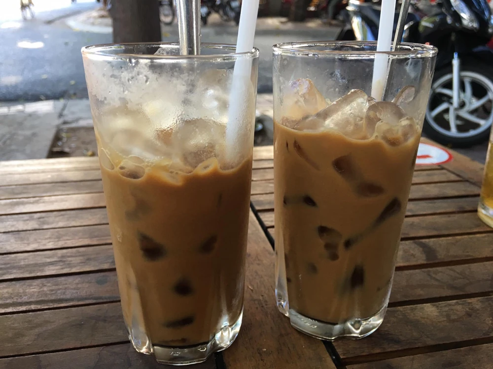 Cà phê, với thành phần chính là caffeine, có thể tác động đến hệ thần kinh, do đó uống cà phê và chứng đau đầu hiệu ứng trái ngược với nhau. Ảnh: PHƯƠNG LÊ.