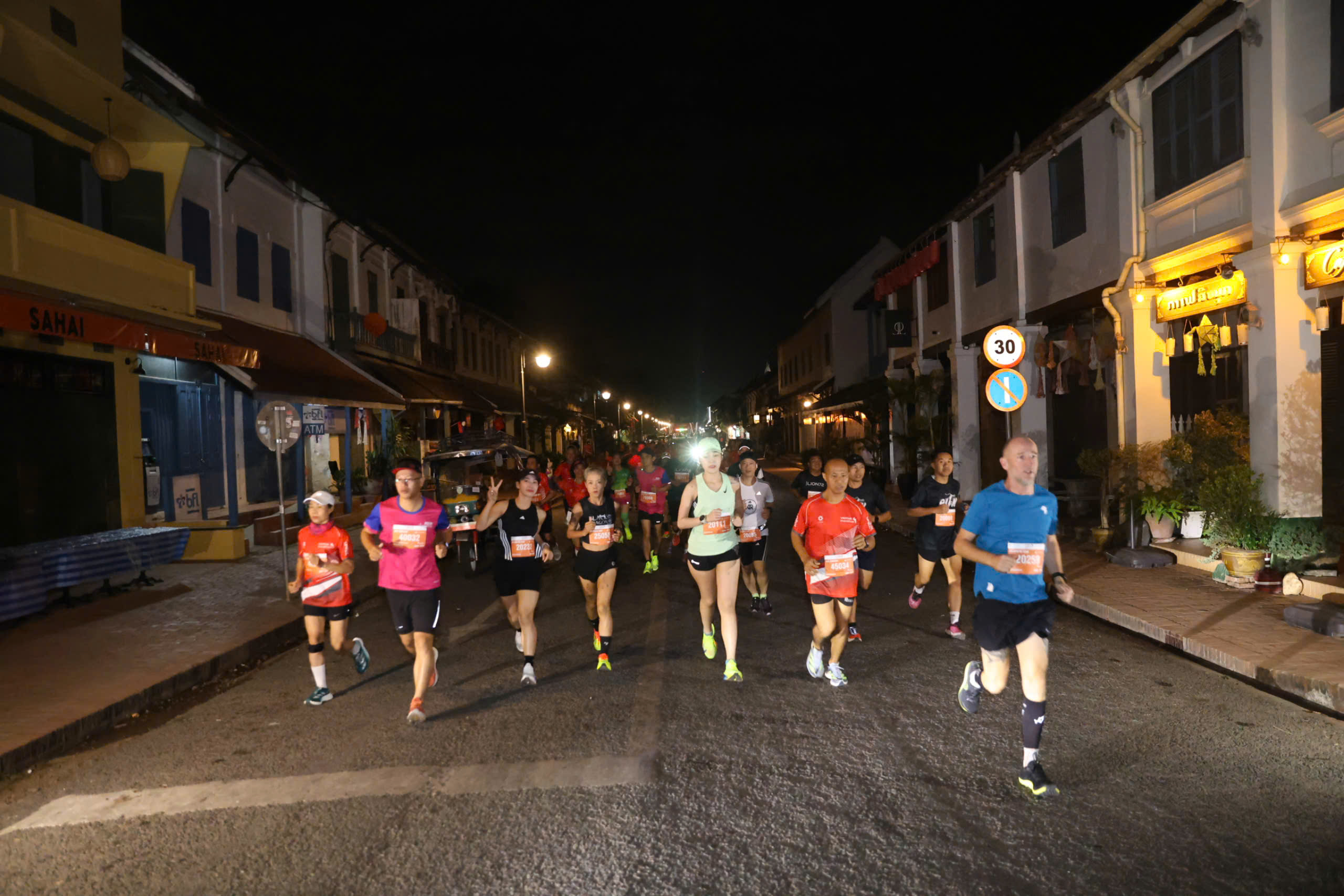 Cánh én lạ người Việt vượt qua hàng nghìn VĐV, vô địch chặng đầu Viettel marathon 2024- Ảnh 1.