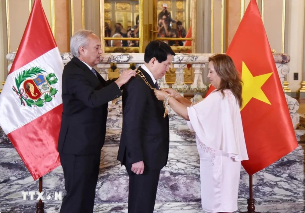 Tổng thống Dina Ercilia Boluarte Zegarra trao Huân chương “Mặt trời Peru” cấp Đại Thập tự tặng Chủ tịch nước Lương Cường﻿. (Ảnh: TTXVN)