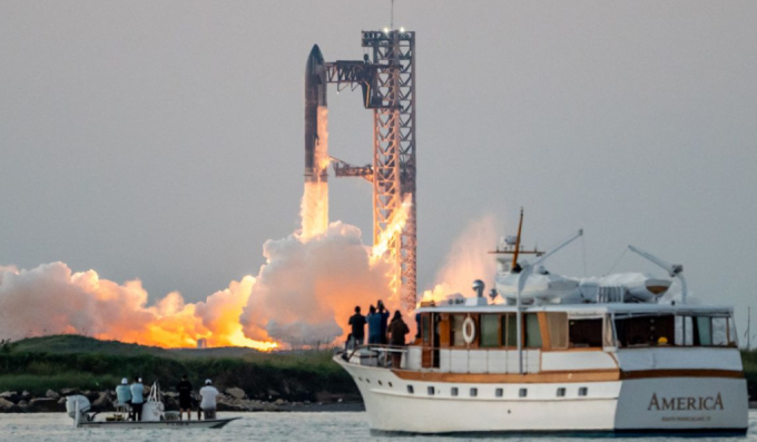 Tàu SpaceX Starship cất cánh từ Starbase gần Boca Chica, Texas, vào ngày 13/10 để thực hiện chuyến bay thử nghiệm Starship Flight 5. Ảnh:AFP