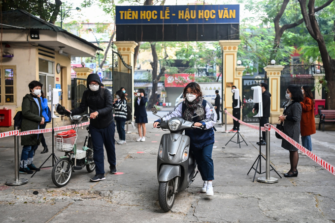 Nhiều học sinh THPT đi xe máy dưới 50cc , xe máy điện. Ảnh: Giang Huy