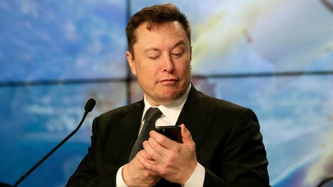 Elon Musk sử dụng smartphone tại một sự kiện của SpaceX. Ảnh: AP