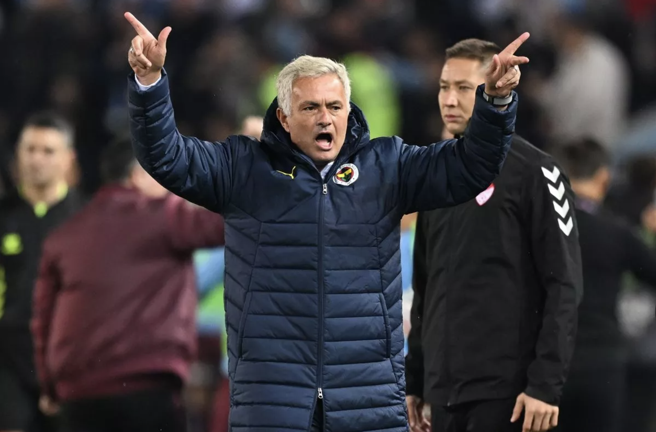 Fenerbahce thắng trận, Jose Mourinho đăng clip mắng trọng tài là 