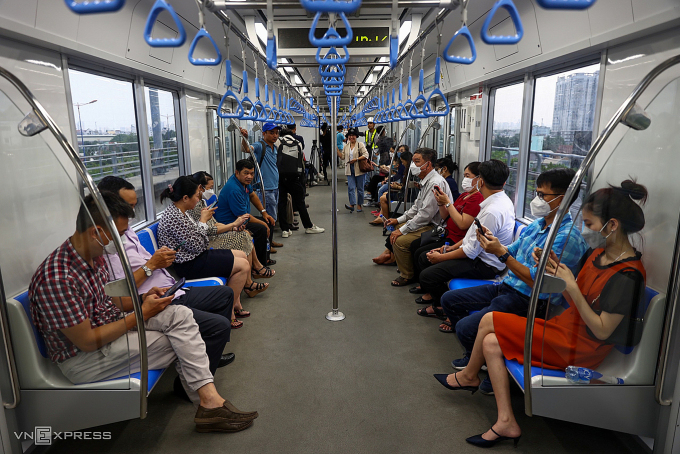 Khách trải nghiệm trên tàu Metro số 1 khi vận hành thử nghiệm. Ảnh: Quỳnh Trần