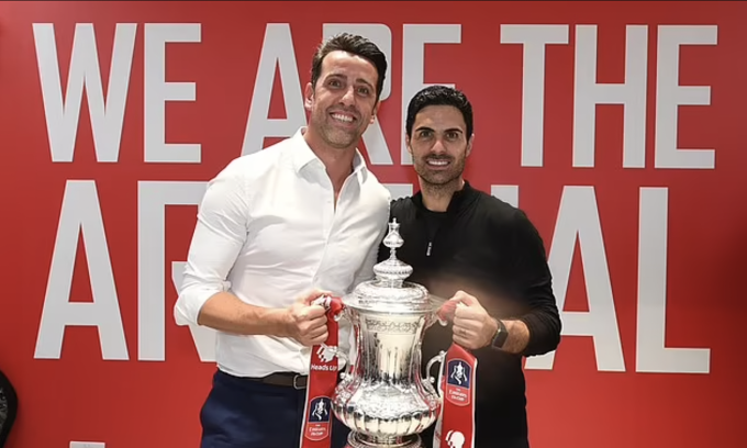 Edu Gaspar (trái) và HLV Mikel Arteta cùng Cup FA năm 2020. Ảnh: AFC