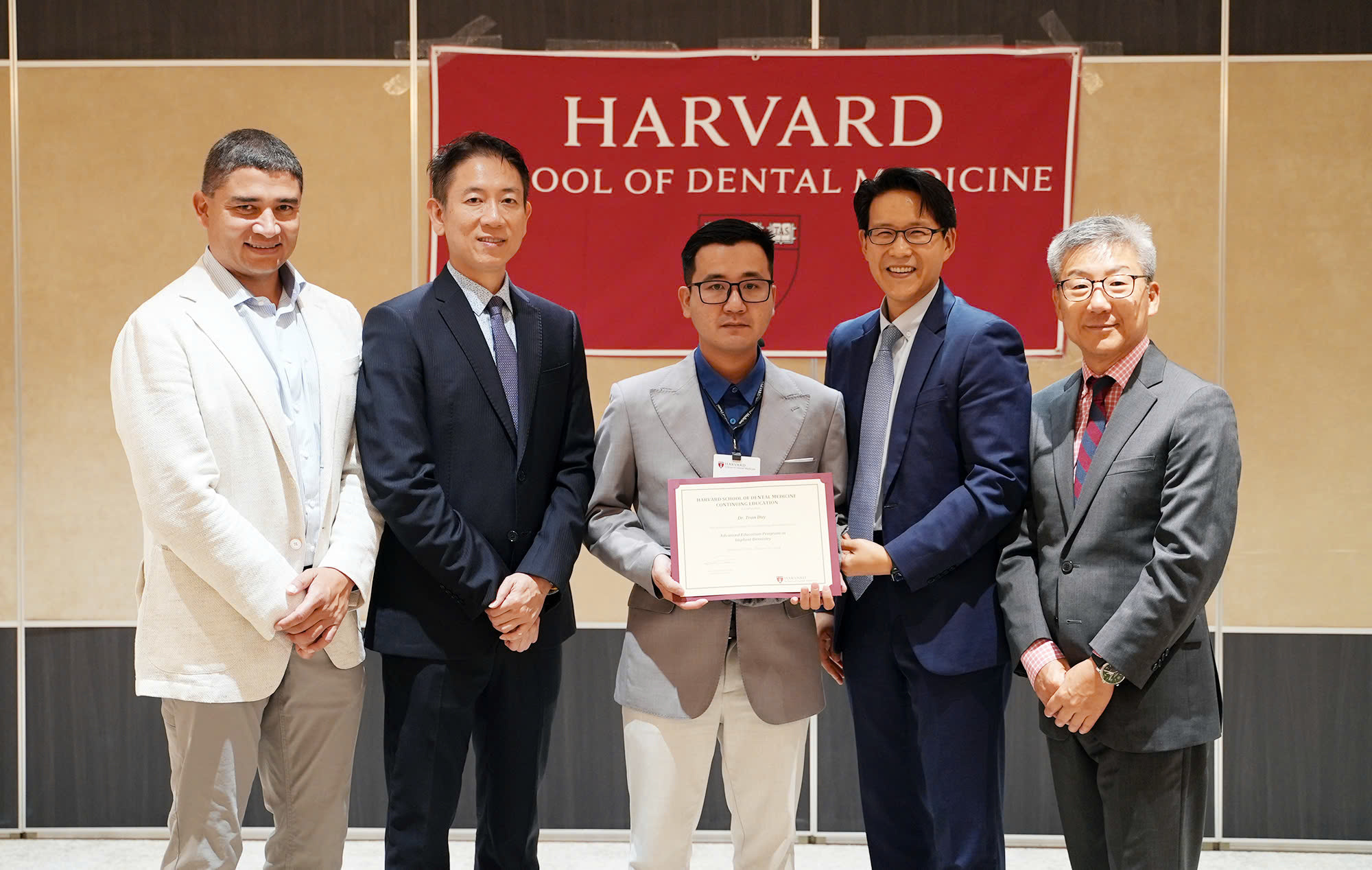 Giảng viên ĐH Harvard tham gia đào tạo khóa  học của ĐH Duy Tân - Ảnh 1.