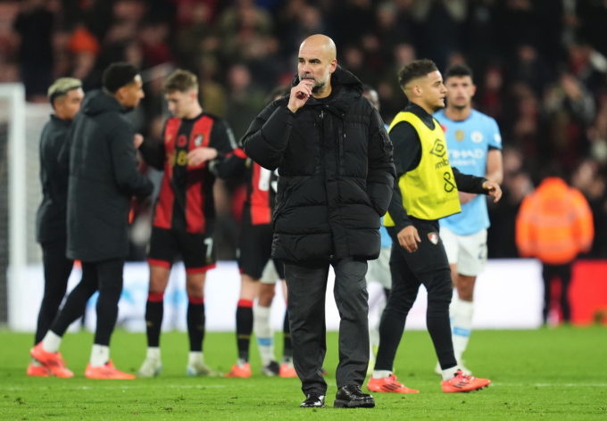 Guardiola vào sân động viên học trò sau trận thua Bournemouth hôm 2/11. Ảnh: PA