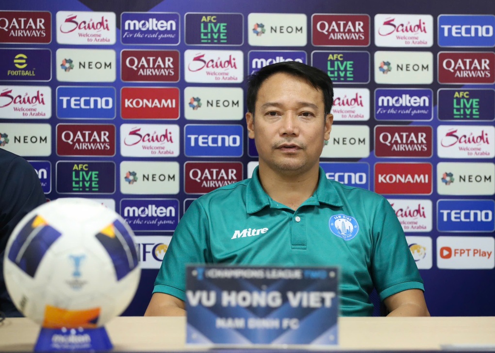 HLV Vũ Hồng Việt chia sẻ cảm xúc khi Nam Định thắng Tampines Rovers - 1