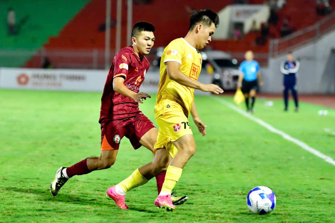 Hải Phòng (áo vàng) thua Bình Định 0-1 ở vòng tám V-League 2024-2025. Ảnh: Đông Huyền