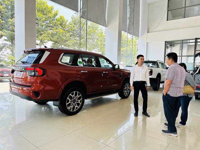 Khách hàng tham khảo một mẫu Everest tại đại lý Ford ở TP Thủ Đức, TP HCM. Ảnh: Phạm Trung