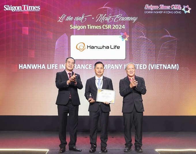 Ảnh: Ông Trần Văn Vàng nhận giải Doanh nghiệp vì cộng đồng 2024 tại Saigon Times CSR 2024 ngày 14/11. Ảnh: Hanwha Life Vietnam