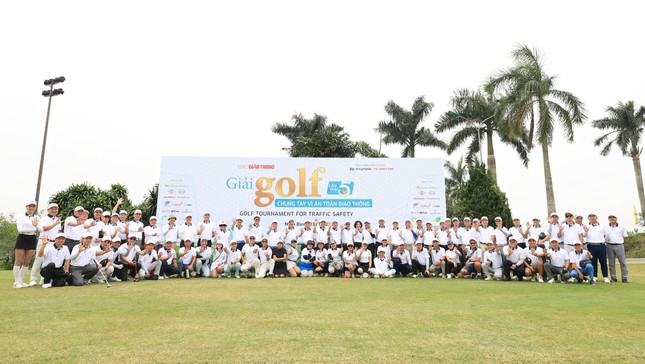 Hơn 200 golfer bắt đầu tranh tài tại Giải Golf Chung tay vì ATGT năm 2025 ảnh 1