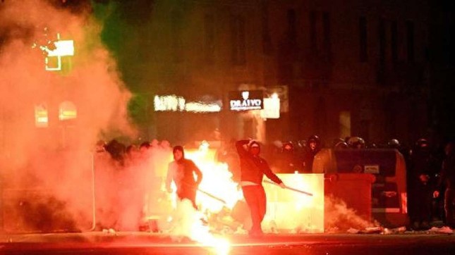 Bạo lực kinh hoàng ở bóng đá Italia: Hooligan tấn công cảnh sát bằng gậy bóng chày ảnh 1