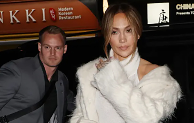 Jennifer Lopez luôn có vệ sĩ điển trai bên cạnh- Ảnh 1.