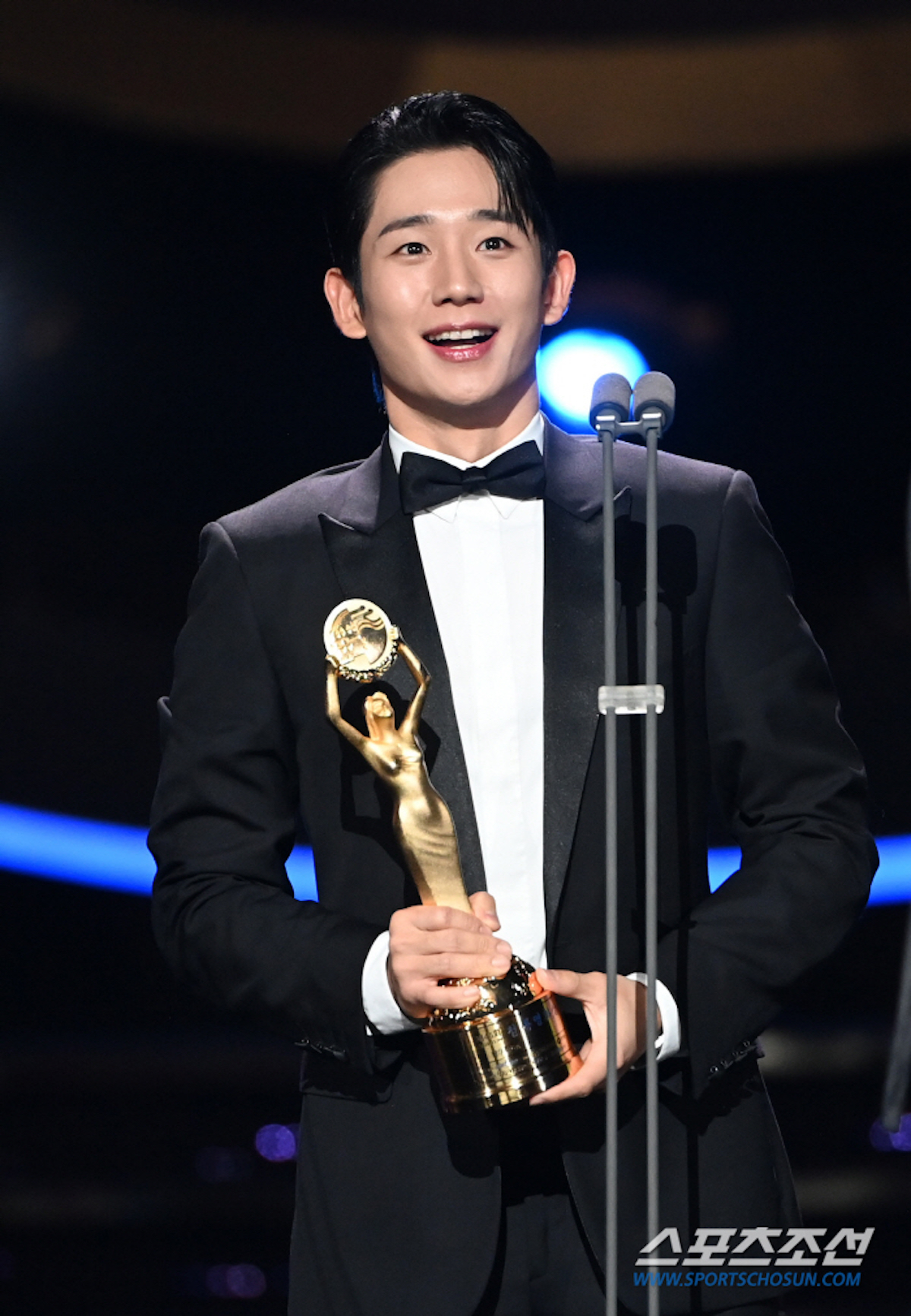 Jung Hae In lập cú đúp tại giải thưởng Rồng Xanh 2024- Ảnh 1.