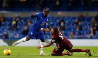 Kante (trái) sẽ để lại nhiều nỗi lo cho Chelsea