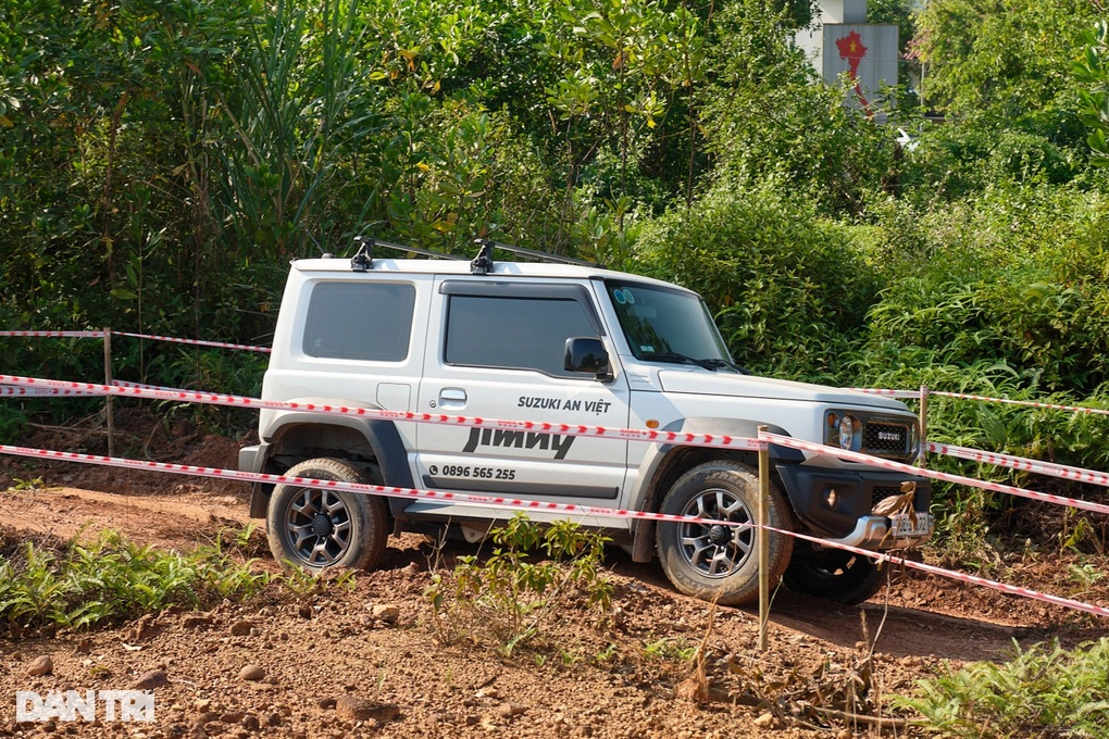 Mang Suzuki Jimny đi off-road để thấy đây là xe ăn chơi đúng nghĩa - 5