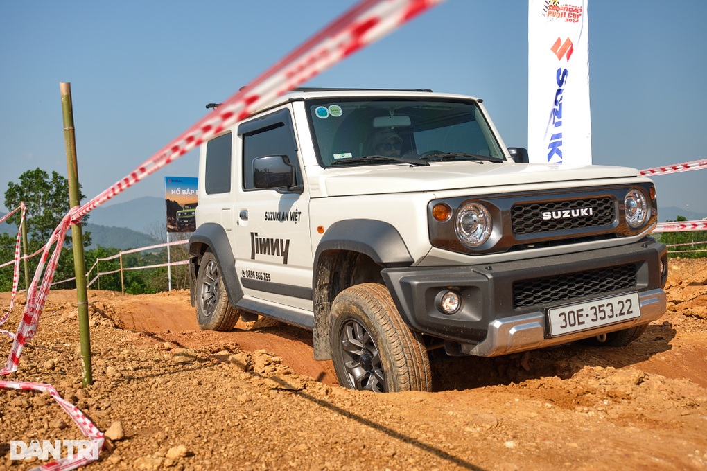 Mang Suzuki Jimny đi off-road để thấy đây là xe ăn chơi đúng nghĩa - 1