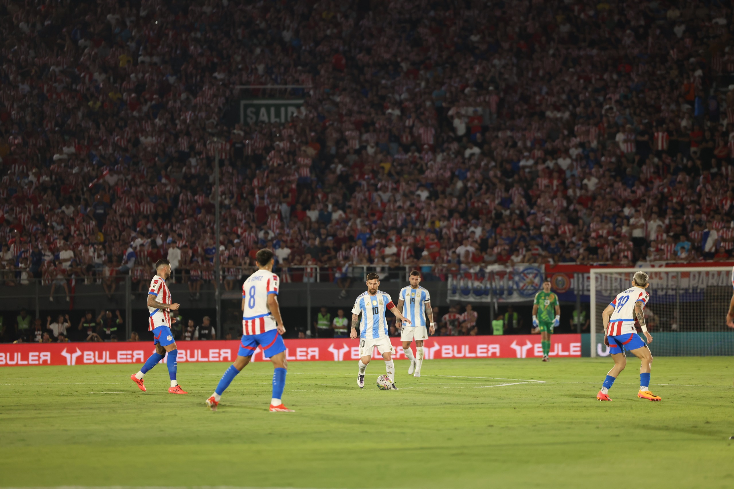 Messi luôn bị các hậu vệ Paraguay vây chặt