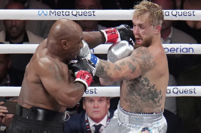 Mike Tyson ra đòn trúng mặt Jake Paul trong màn thượng đài tại Arlington, Texas ngày 15/11. Ảnh: AP