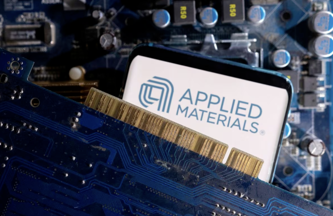 Logo Applied Materials hiển thị trên một mẫu smartphone. Ảnh: Reuters