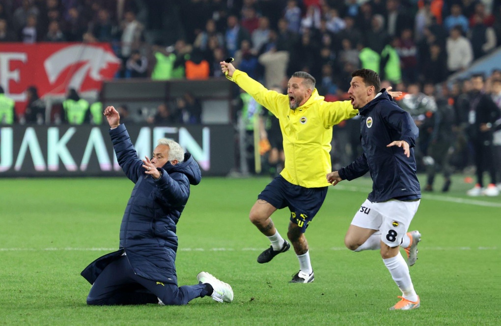 Mourinho ăn mừng cuồng nhiệt, chỉ trích trọng tài và lãnh đạo Fenerbahce - 1