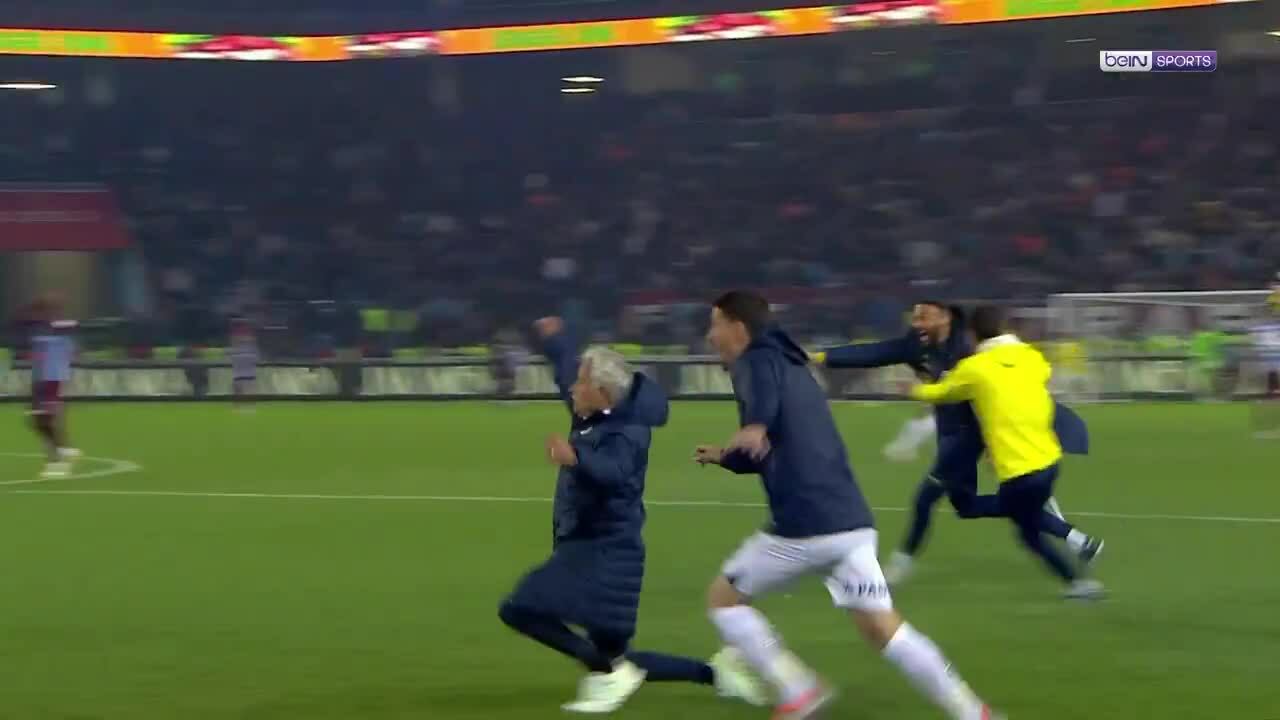 Mourinho trượt cỏ mừng bàn thắng muộn của Fenerbahce