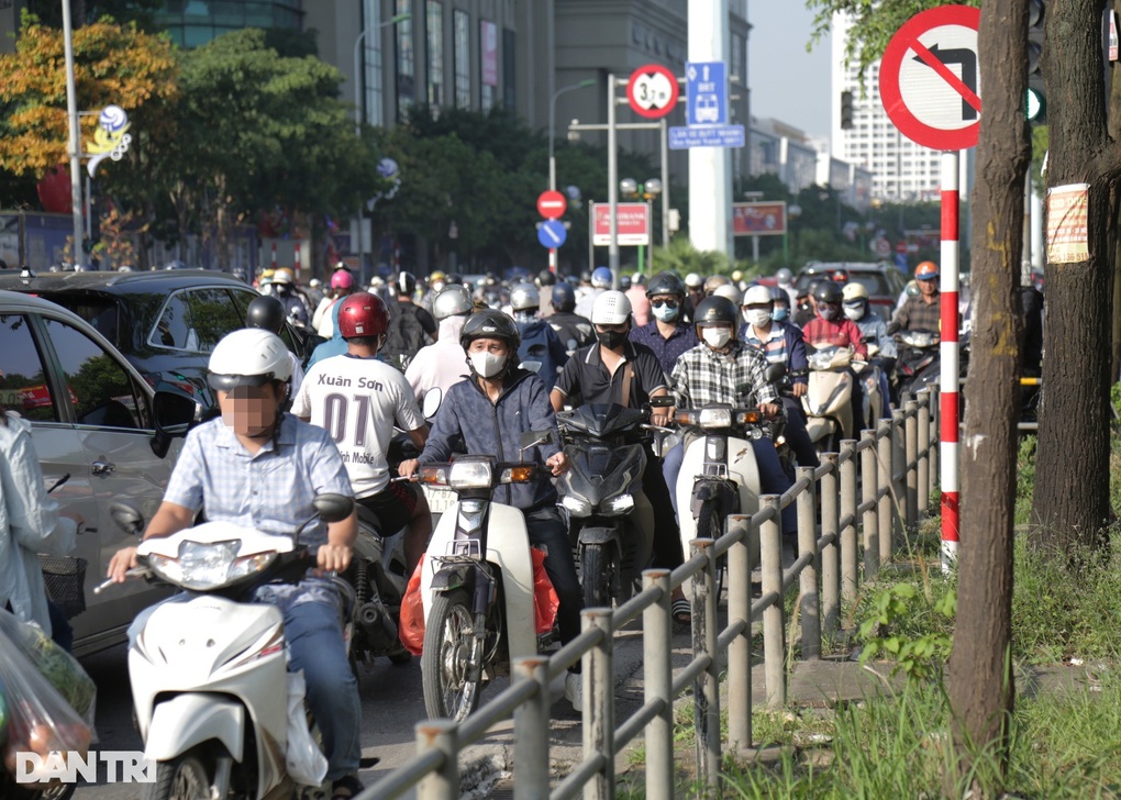 Mức phạt với hành vi điều khiển xe máy leo đường cấm, đi ngược chiều - 1