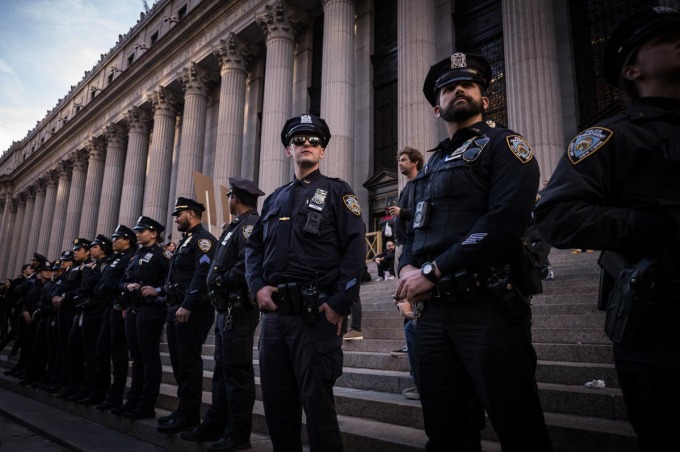 Cảnh sát Mỹ bảo vệ ở New York khi ông Trump đến đây vận động tranh cử hôm 27/10. Ảnh: AFP